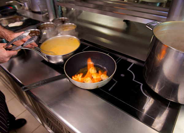 Food cooking on an electric induction hob