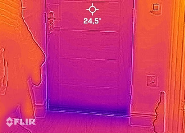 Thermal image of a front door from the inside without a draught excluder