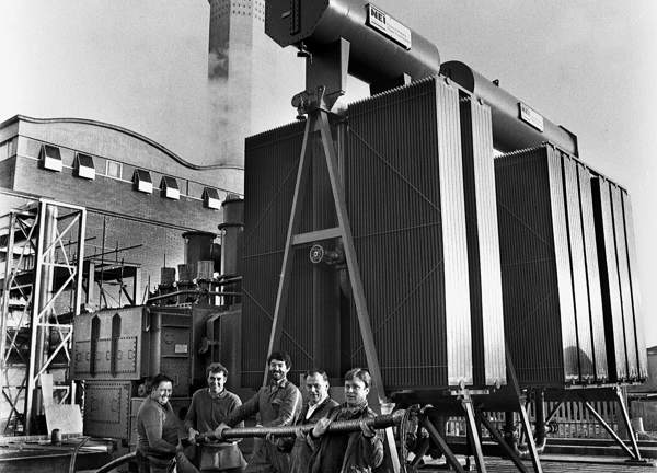 Jersey Electricity engineers hold the EDF1 subsea cable at La Collette powerstation in 1985.