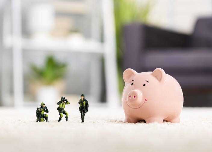 Switch On Pig And Soldiers