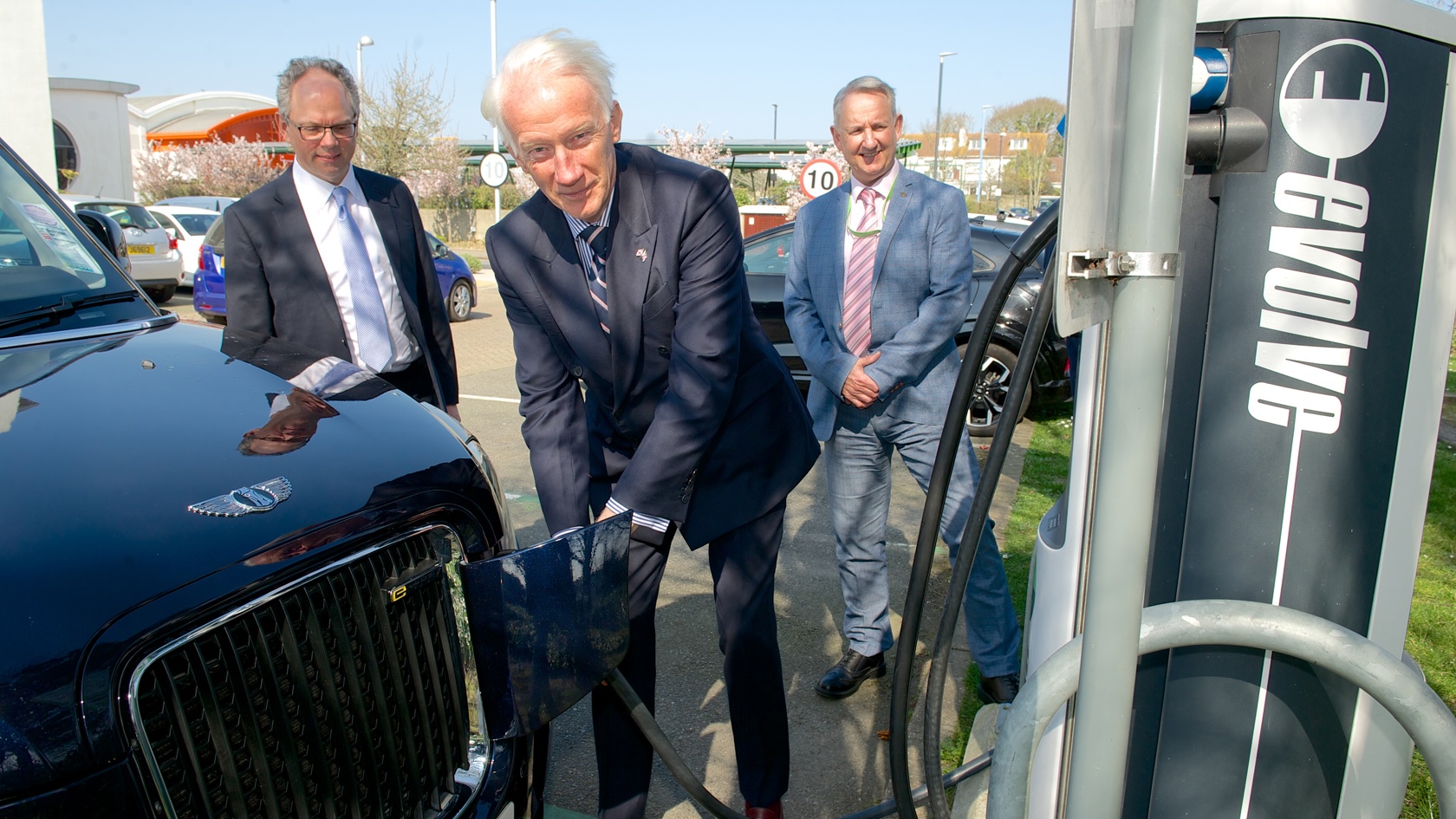 Lieutenant Governor charges an electric car at Powerhouse